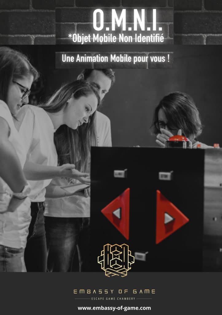 4 personnes autour d'un objet carré avec des boutons de couleur