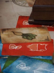 sur le plateau d'escape game escap'oenologik sont déposées des cartes très colorées