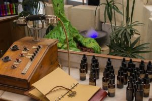sur une table des fioles médicinales sont déposés, elles contiennent des substances aux noms bizarres, tout près un ancien téléphone