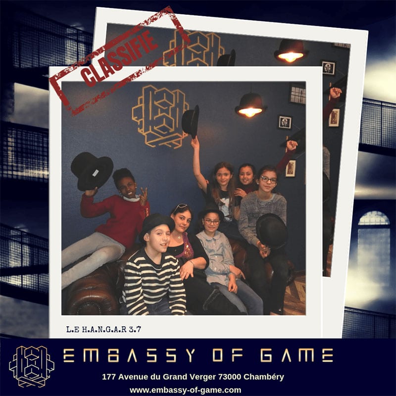 des jeunes venus fêter un anniversaire en train de prendre la pose pour un cliché souvenir