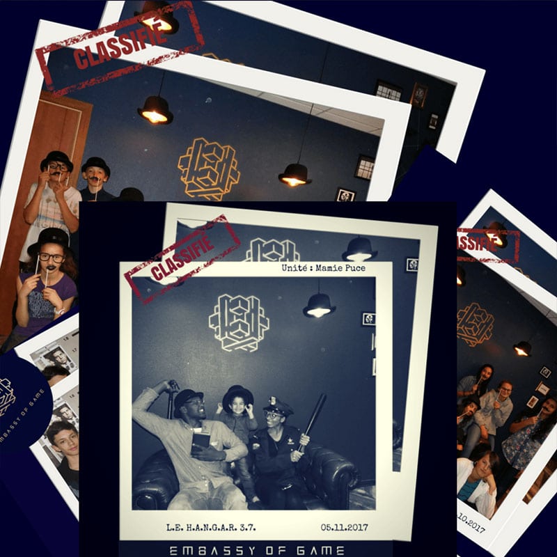 des jeunes venus fêter un anniversaire en train de prendre la pose pour un cliché souvenir