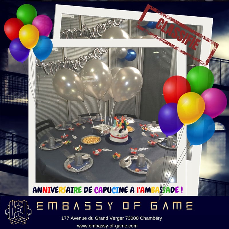 une jolie table d'anniversaire pour enfants décorée avec des ballons, des friandises et un chapeau géant avec des bougies dessus