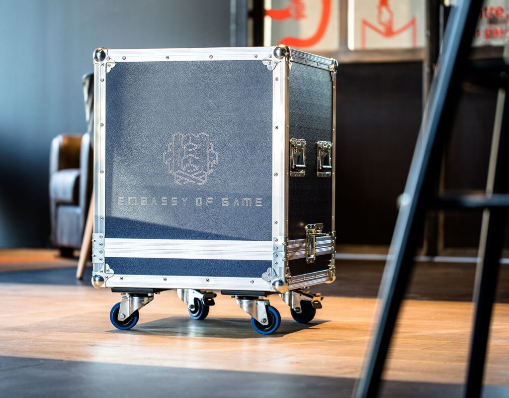 caisse de transport de matériel aux couleurs d'embassy of game