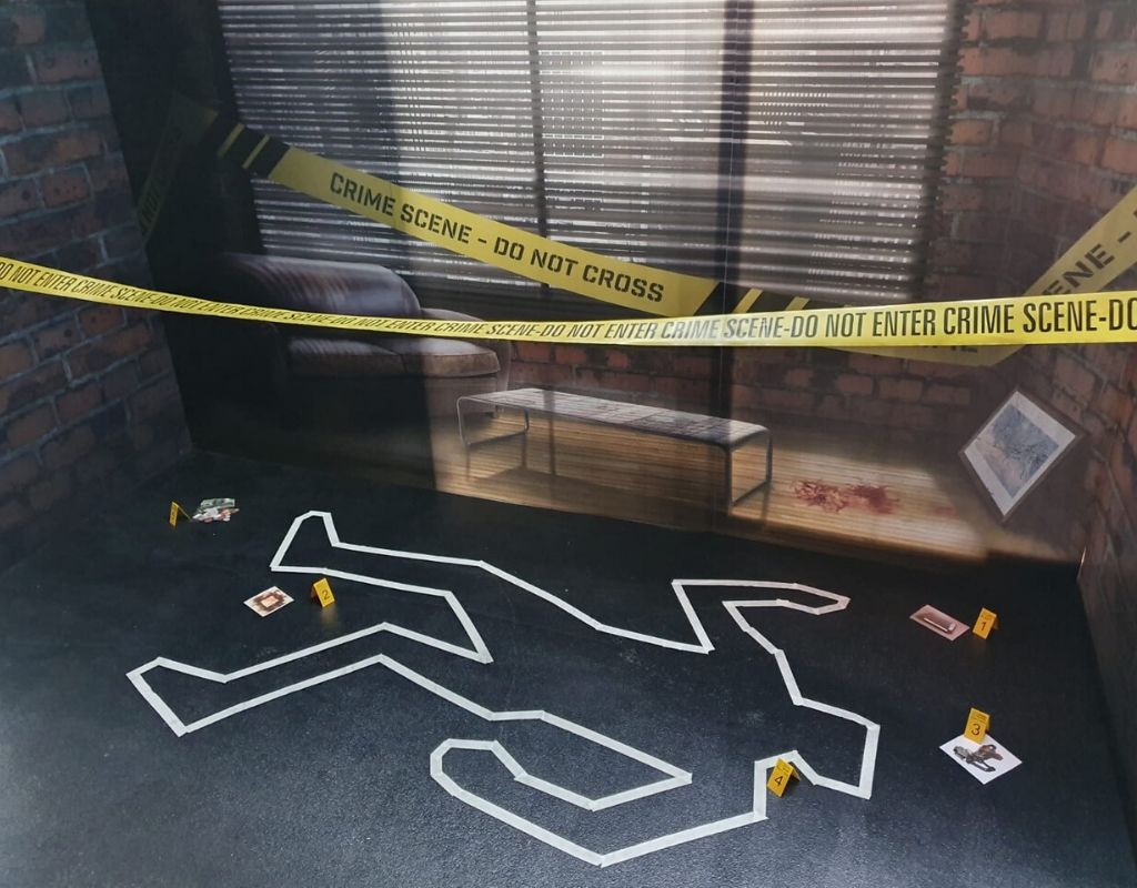 scène de crime tracé du orps au sol bande do not enter canapé et tâche de sang