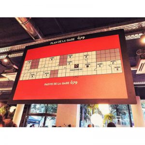 un panneau du jeu rouge et noir inside game du O79 dans l'accueil du tiers-lieu