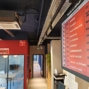 dans l'accueil du tiers-lieu chambérien O79 des panneaux sur la thématique de la gare et du voyage en train sont installés sur les murs