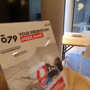 affiche A3 du jeu Inside Game crée par Embassy of Game posée sur une table du coworking