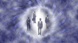 des silhouettes d'hommes en costumes dans un vortex temporel