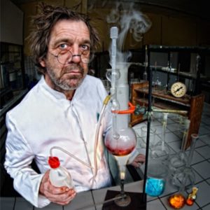 un scientifique avec des lunettes rondes sur le nez fait des expériences chimiques, un tube fume, autour de lui des flacons remplis de produits colorés